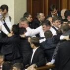 Diputados del gobierno y de la oposición se enzarzan en una pelea durante una sesión del Parlamento 'Verkhovna Rada' ucraniano (Consejo Supremo Ucraniano), en Kiev, Ucrania.
