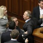 Diputados del gobierno y de la oposición se enzarzan en una pelea durante una sesión del Parlamento 'Verkhovna Rada' ucraniano (Consejo Supremo Ucraniano), en Kiev, Ucrania.