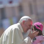 Con esta pequeña niña en Ciudad del Vaticano.