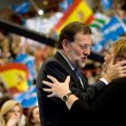 Su particular abrazo con Mariano Rajoy durante la campa&ntilde;a de 2011.