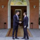 El presidente del Gobierno en funciones, Pedro Sánchez (i), recibe al líder del PP, Pablo Casado, en el Palacio de La Moncloa