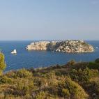 Formado por unas siete islas pequeñas y algunos islotes frente a la costa de Cataluña, el archipiélago de las Islas Medas es una de las reservas marítimas más importantes del Mediterráneo. Declarado Parque Natural Nacional Protegido en jun...