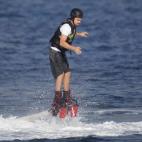 Seguramente has visto fotos de Leonardo DiCaprio practicando fly-board, pero ¿sabías que estas imágenes se tomaron en Ibiza? Este deporte, con el que vuelas sobre el agua, está especialmente de moda en la playa d’en Bossa, uno de los centr...