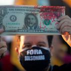 Los opositores al Gobierno del presidente de Brasil, Jair Bolsonaro, participan en una manifestaci&oacute;n frente al edificio del Congreso Nacional, en Brasilia.