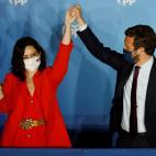 Ayuso y Casado celebran la victoria del PP el 4-M. Aunque, todo sea dicho, no se entiende que sea &eacute;l el que valore los resultados antes que ella, que es la que ha ganado.