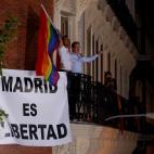Simpatizantes del PP celebran la victoria de Ayuso en Madrid... con una una bandera LGTBI que nadie entiende qu&eacute; hace ah&iacute;.