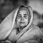 Autor de Bangladesh - Categoría de Arte y Cultura: Una mujer rezando en el templo Shri Shri Lokanath Brahmachar Ashram, en Barodi, Narayangonj.