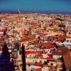 Un clásico que demuestra que no todas las vistas urbanas tienen que incluir rascacielos de cristal y acero. Las vistas desde el mirador del emblema de Sevilla muestran sus preciosos palacetes blancos y sus rojos tejados en su máximo esplendor.