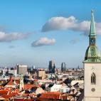 El castillo de Bratislava corona la cima más alta de la capital eslovaca. Cuentan que en los días claros, las vistas pueden llegar hasta Austria e incluso Hungría. Desde luego, solamente por la impresionante panorámica del centro de Bratisla...