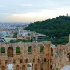 Todo un emblema de Atenas, desde la entrada al Partenón puede divisarse la ciudad entera, así como el puerto del Pireo.