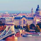 Lo que hoy conocemos como Budapest es en realidad la unión de dos antiguas ciudades ubicadas a ambos lados del río Danubio, Buda, en la ribera oeste y Pest, en el lado este. Si bien Pest es la zona de la ciudad que concentra la mayor parte de ...