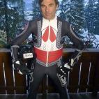 El único participante mexicano en Sochi lo hará con este traje. Se deslizará por la nieve como todo un mariachi.