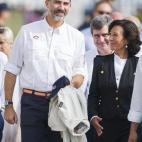 La nueva presidenta del Banco Santander Ana Patricia Botín saluda al rey Felipe VI en la zona de embarque de los regatistas del Mundial de vela, en el segundo día de visita del monarca al Mundial de Vela Santander