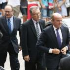 El ministro de Econimia, Luis de Guindos (d), Luis María Linde (2i) y Samuel Ruiz (i), a su llegada al funeral