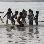 El río Ravi, sirve a este grupo de niños para jugar y refrescarse del calor que están viviendo en Lahore, Pakistán.