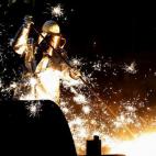 Un trabajador controla la fundición del horno en la fábrica de acero más grande de Europa, en la ciudad alemana de Duisburg.