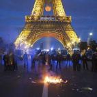 Así se veía anoche París después de que Francia perdiera la Eurocopa, un grupo de aficionados que causaron disturbios en la capital francesa.