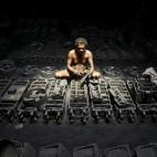 Un obrero trabaja en el interior de la unidad de fabricación de piezas de hierro en una fábrica en las afueras de la India.