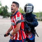 El delantero uruguayo del Atlético de Madrid Luis Suárez es apartado por un policía tras celebrar el título de liga con la afición, junto al estadio José Zorrilla