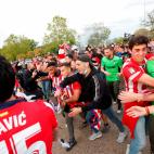Los jugadores del Atlético de Madrid celebraron con la afición el título de Liga, ya en la salida del estadio vallisoletano José Zorrilla
