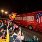 El autobús del Atlético de Madrid llegando a la Ciudad Deportiva Wanda, en Majadahonda