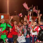 Los jugadores del Atlético de Madrid celebrando con la afición a su llegada a la Ciudad Deportiva del Wanda, en Majadahonda