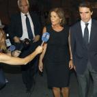La alcaldesa de Madrid Ana Botella (2d), acompañada por su marido José María Aznar