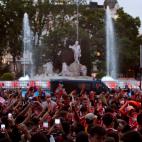 La afición del Atlético de Madrid, festejando ante la estatua de Neptuno
