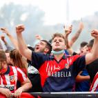 La afición del Atlético de Madrid celebra junto al estadio José Zorrilla el título de Liga
