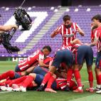 Los rojiblancos celebran el segundo y vital gol del partido, a cargo de Luis Suárez