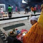 Los colores son los protagonistas de esta foto en la que un monje hindú nepalí lee un libro religio en el templo Banglamhuki, cerca de Patan Durbar Square