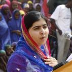 Malala Yousafza habla a los refugiados en el campo de refugiados de Dadaab. La nobel está celebrando su 19 cumpleaños en Kenia visitando el campo de refugiados más grande y dándoles toda su atención.