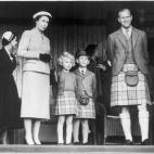 La reina Isabel, con Ana, Carlos y Felipe, en torno a 1956.