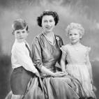 Retrato de la reina con sus dos hijos mayores.