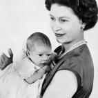 La reina con el reci&eacute;n nacido pr&iacute;ncipe Andr&eacute;s, que naci&oacute; el 19 de febrero de 1960.