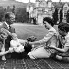 La reina, el pr&iacute;ncipe Felipe y sus tres hijos, en septiembre de 1960, en Balmoral.