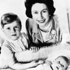 Isabel II posa con Andr&eacute;s y el reci&eacute;n nacido Eduardo en Londres, en junio de 1964.