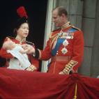 La reina Isabel y el pr&iacute;ncipe Felipe con Eduardo en el balc&oacute;n de Buckingham.