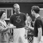 La reina Isabel entrega unos trofeos a Felipe y Carlos tras un partido de polo, en abril de 1967.