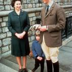 La reina Isabel, con los pr&iacute;ncipes Carlos y Eduardo.