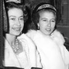 La reina y la princesa Ana se dirigen a&nbsp;Westminster en 1973.
