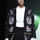 La de Alvarno se ha alzado con el premio L'Oréal París a la mejor colección y con motivo. Diseños y estructuras muy trabajadas, abrigos desmontables que se convierten en chaquetas (como el de la imagen, que lleva la modelo Dalianah, también...