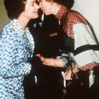 La reina Isabel da un beso a la princesa Ana.