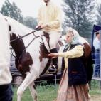 La reina supervisa al pr&iacute;ncipe Eduardo, que monta a caballo en 1994.