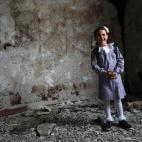 Una niña palestina de seis años en su casa dañada por los ataques de Israel antes de encaminarse a la escuela de la ONU de Khan Yunis.