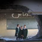 Estudiantes palestinas observan los daños de la guerra en su escuela del barrio de Shejaiya, en Gaza.