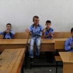 Niños palestinos ocupan sus pupitres en una escuela de la ONU en Gaza.