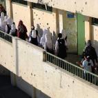 Un grupo de niñas palestinas acuden a clase en su primer día de escuela en Gaza.