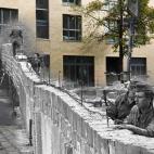 Policía del este quita el alambre del muro para luego elevarlo, el 9 de septiembre de 1961, en Bernauer Strasse. La misma zona, en color, el 1 de octubre de 2014.