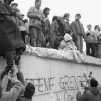 Los berlineses siguieron saltando el muro tras el 9 de noviembre. Esta foto, del 31 de diciembre. 